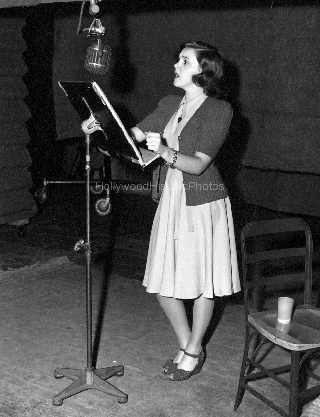 Judy Garland 1938 Recording musical tracks for The Wizard of Oz wm.jpg
